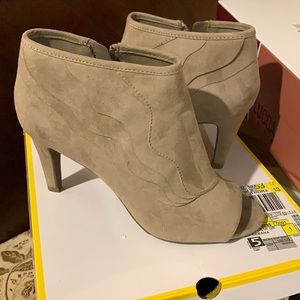 Liz Claiborne nude open toe bootie